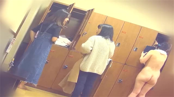 11月新作：大众浴场女更衣室盗撮！赤裸换衣瞬间全记录